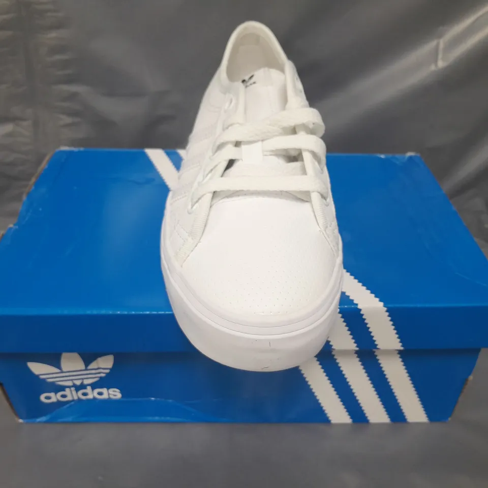 BOXED PAIR OF ADIDAS NIZZA LO CL SHOES IN WHITE UK SIZE 4