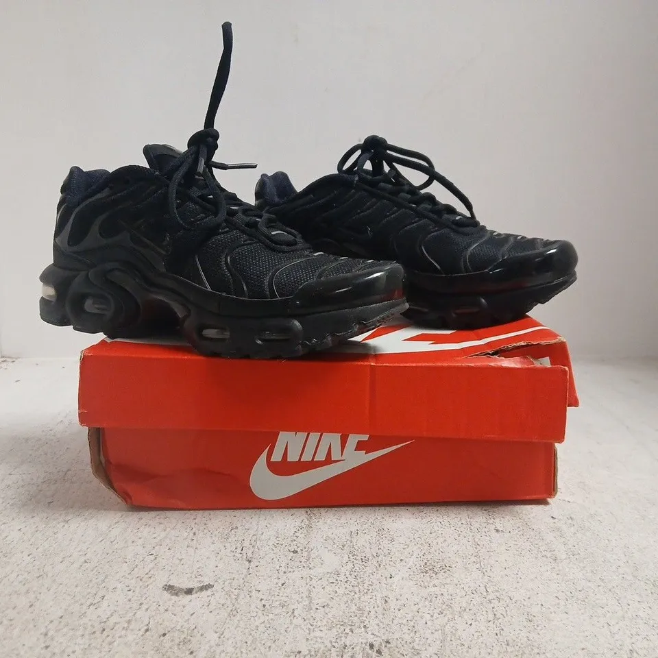 BOXED PAIR OF NIKE AIR MAX PLUS TRAINERS IN BLACK SIZE UK 4