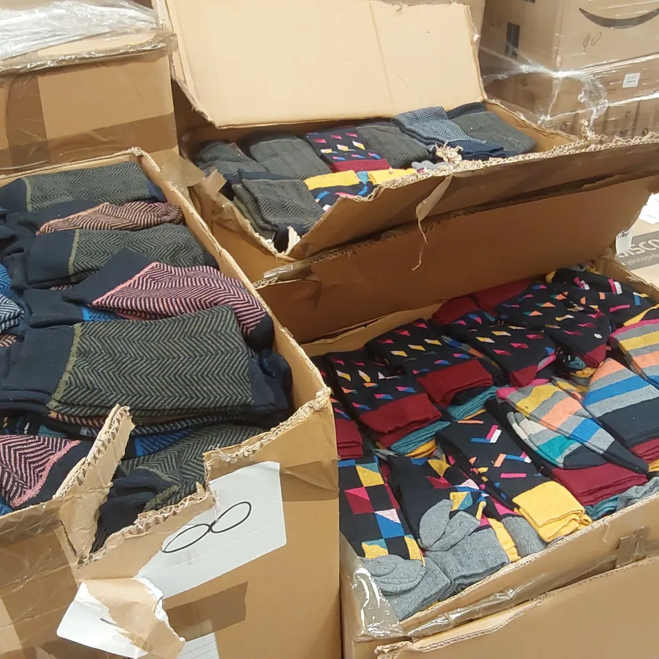 PALLET CONTAINING A VERY LARGE QUANTITY OF ASSORTED SOCKS 