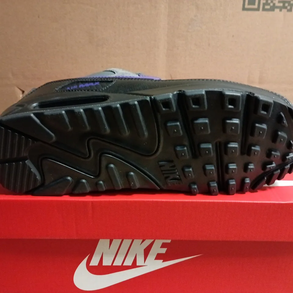 BOXED PAIR OF NIKE AIR MAX 90 TRAINERS – UK SIZE 8