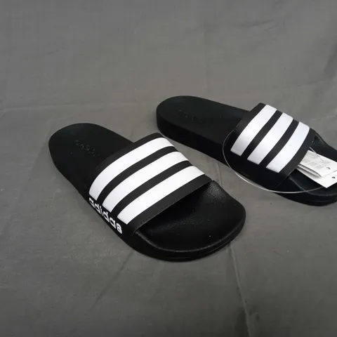 UNBOXED PAIR OF ADIDAS ADILETTE SHOWER SLIDES UK 6
