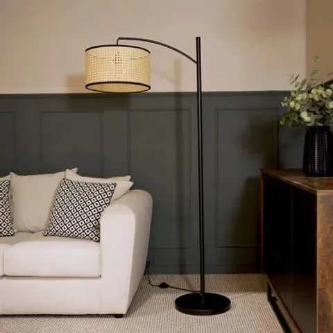 BOXED PRETO BLACK METAL FLOOR LAMP WITH CURVE (1 BOX)
