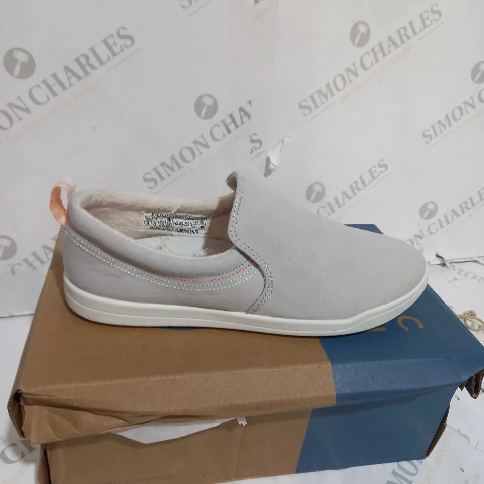 BOXED VIONIC VENICE MARSHALL CANVAS SLIP ON SHOES, WHITE - SIZE 6