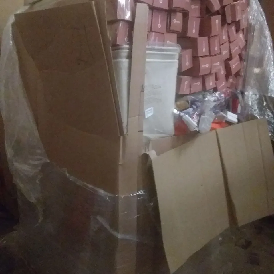 PALLET OF ASSORTED ITEMS INCLUDING CAR FLAGS, WASHING BASKETS, PAMPASS GRASS DECOR