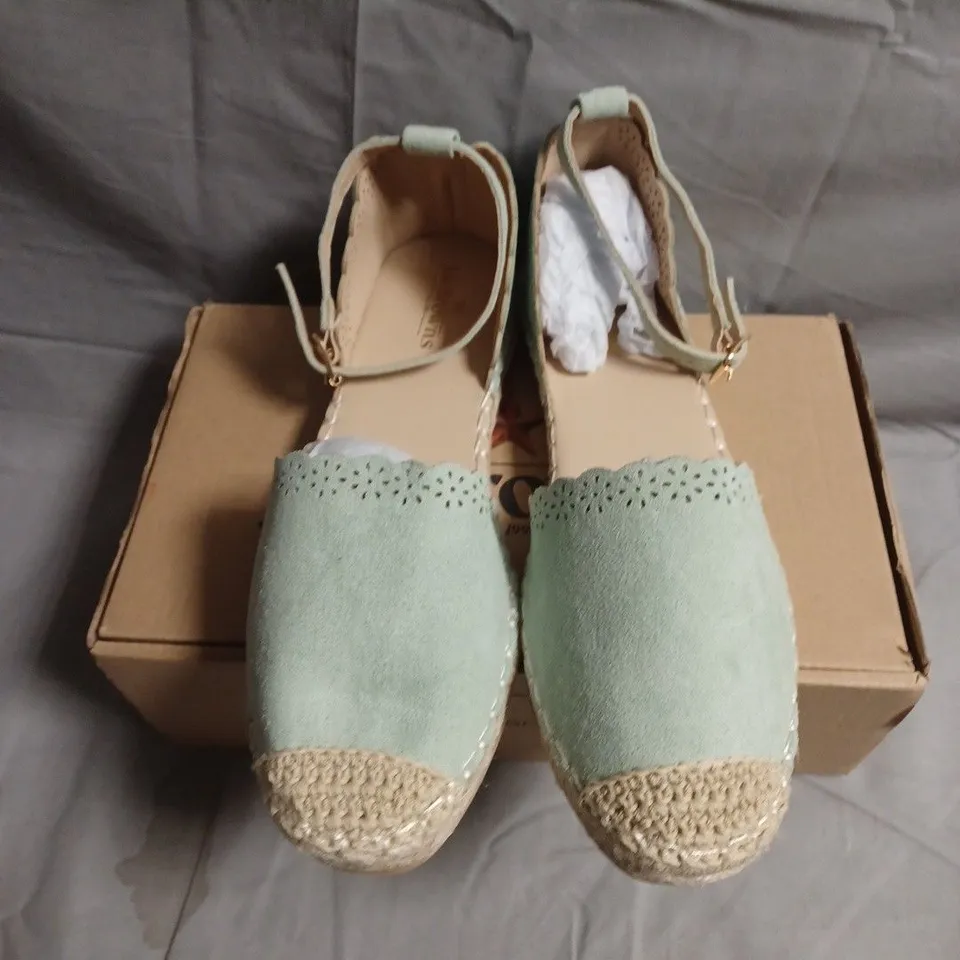  BOXED PAIR OF WOMEN'S JOE BROWN ESPADRILLE SANDALS WITH ANKLE STRAP - UK SIZE 7
