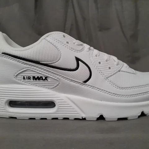 BOXED PAIR OF NIKE AIR MAX 90 SHOES IN WHITE/BLACK UK SIZE 8