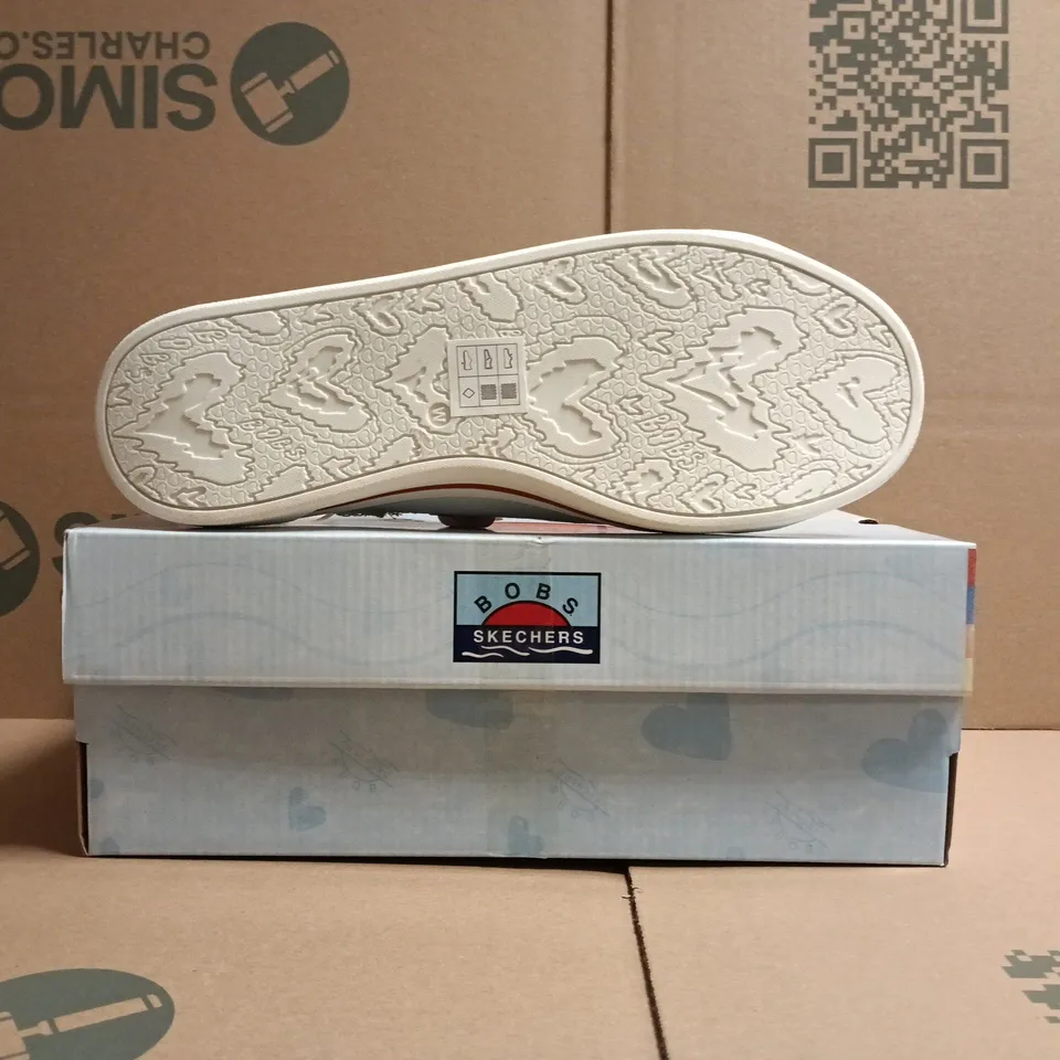 BOXED PAIR OF BOBS SKECHERS SHOES IN WHITE SIZE UK 7