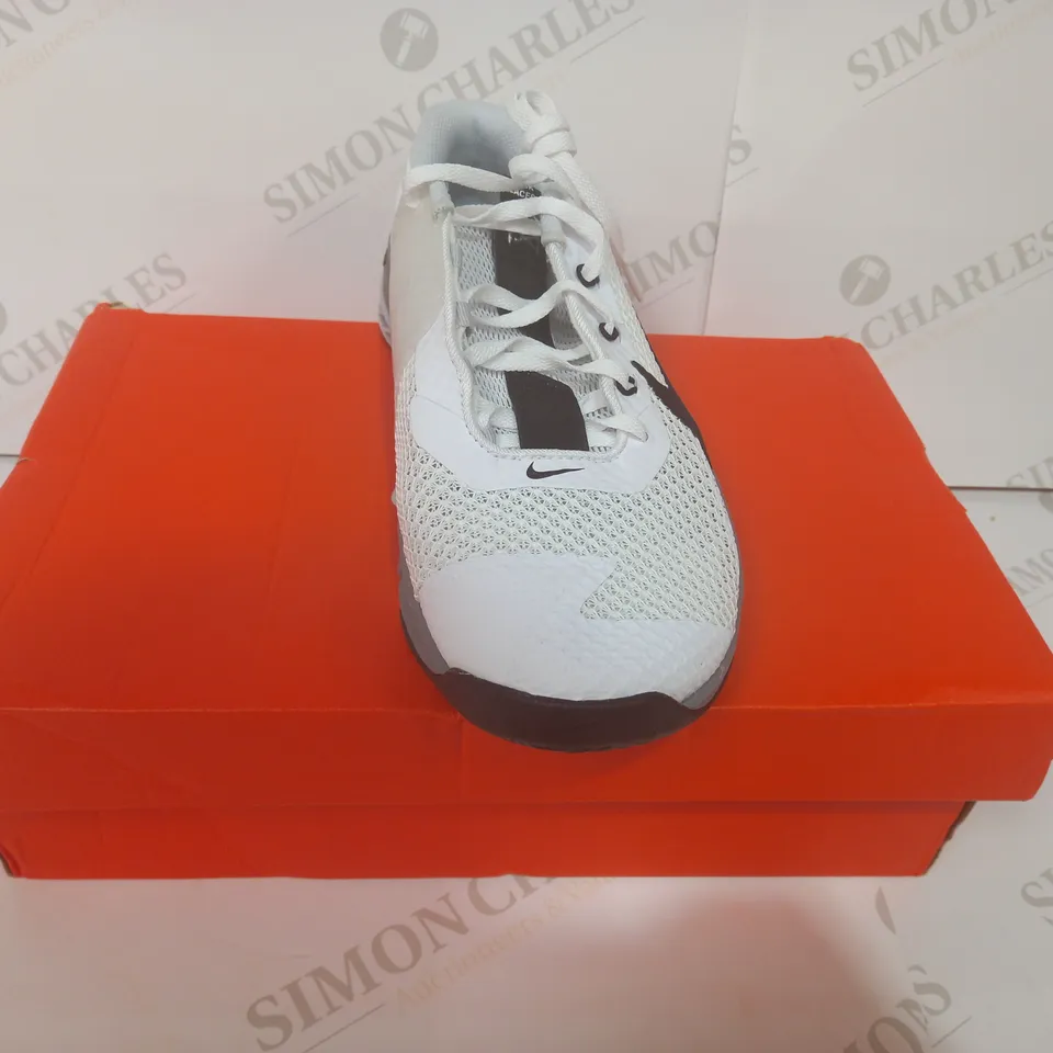 BOXED PAIR OF NIKE METCON SHOES IN WHITE/BLACK/GREY UK SIZE 7