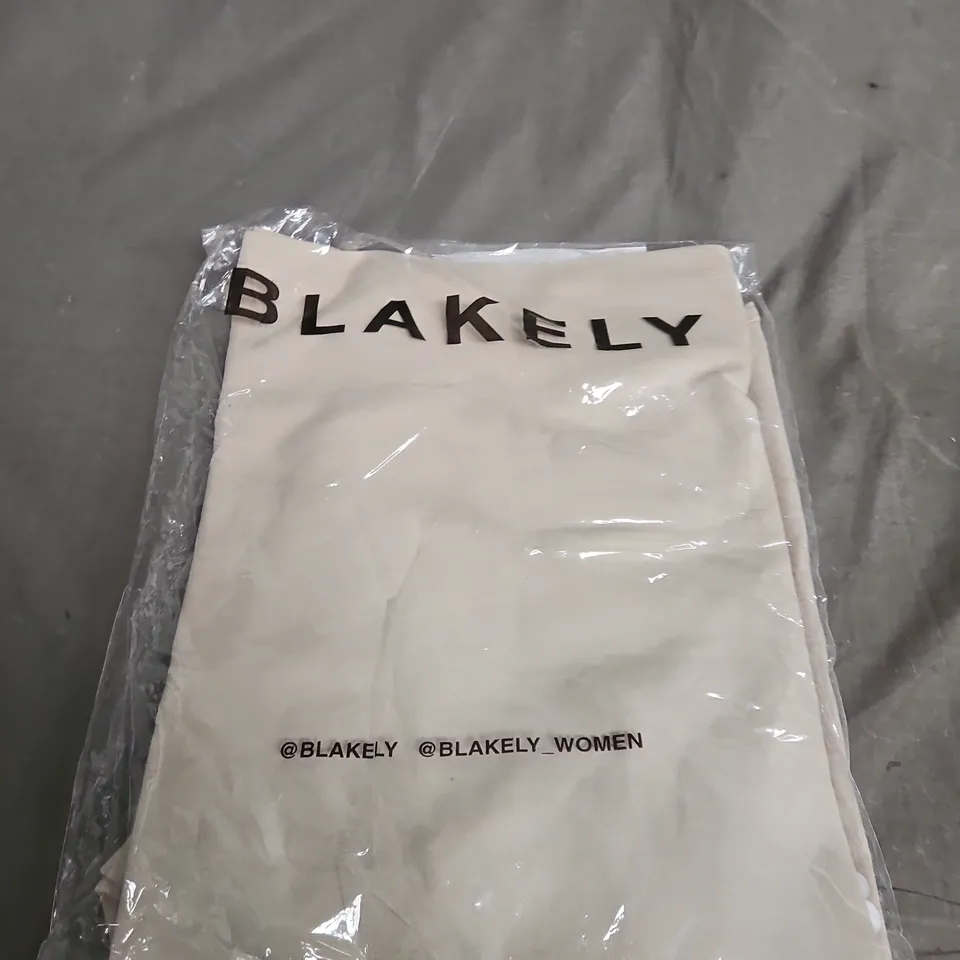 BLAKELY CASUAL TEE - SIZE M