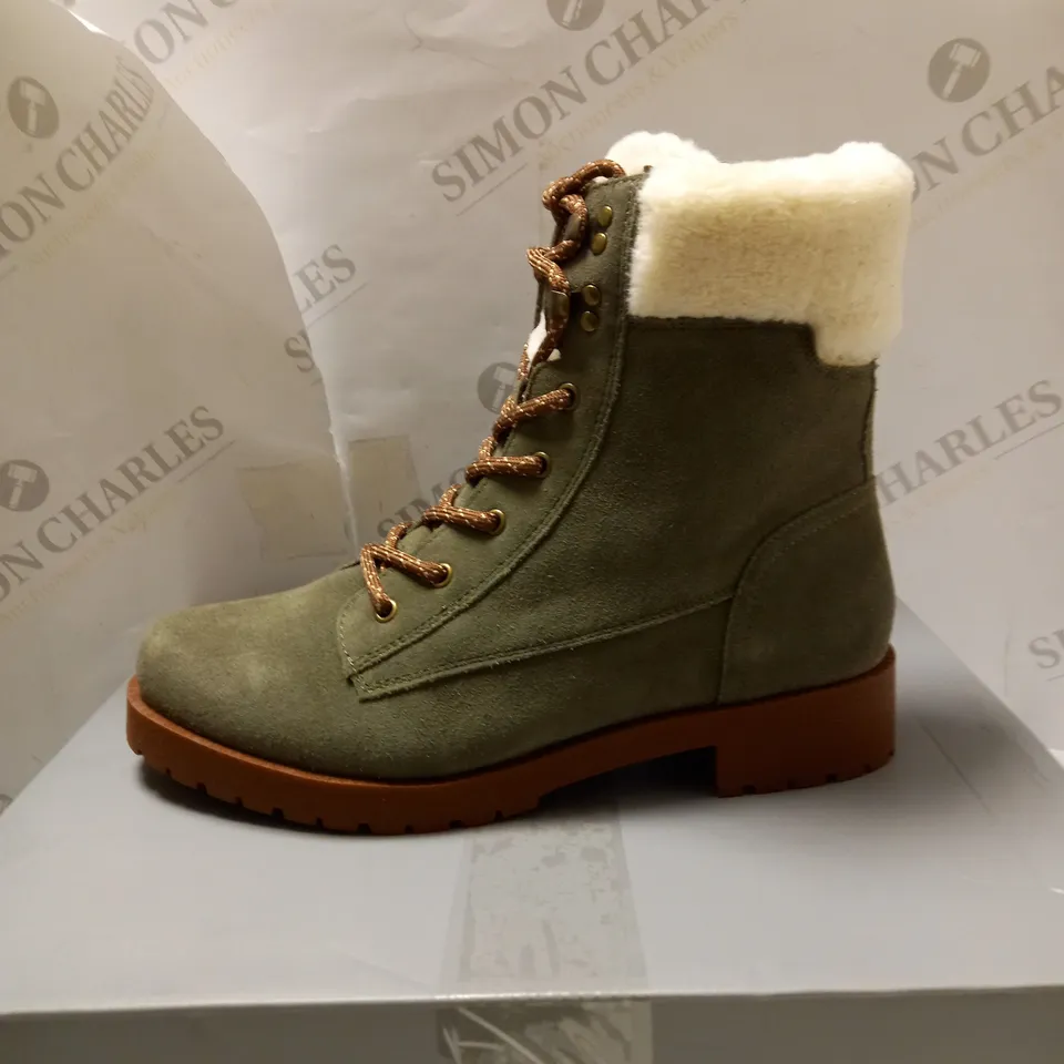 VIONIC ZOE HIKER OLIVE ANKLE BOOTS - SIZE 7