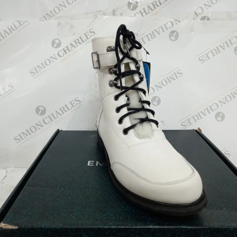 BOXED PAIR OF EMU EXPLORER WALDRON LEATHER WATERPROOF BOOTS IN BLACK UK SIZE 8