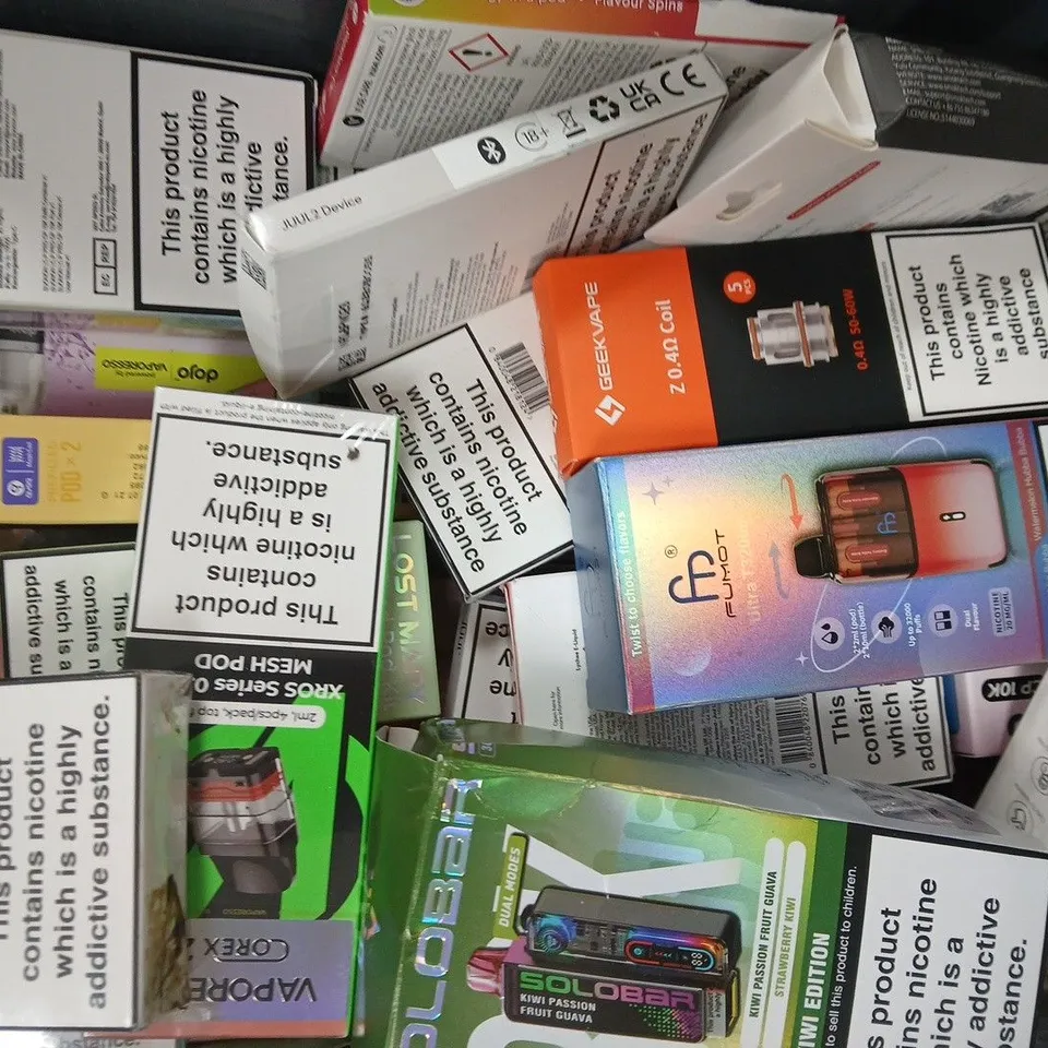 APPROXIAMTELY 15 ASSORTED VAPING PRODUCTS TO INCLUDE INNOKIN, VAPORESSO, ETC - COLLECTION ONLY