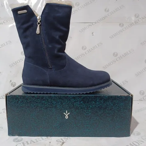 BOXED PAIR OF EMU AUSTRALIA "GRAVELLY" LEATHER BOOTS - UK SIZE 7, MIDNIGHT