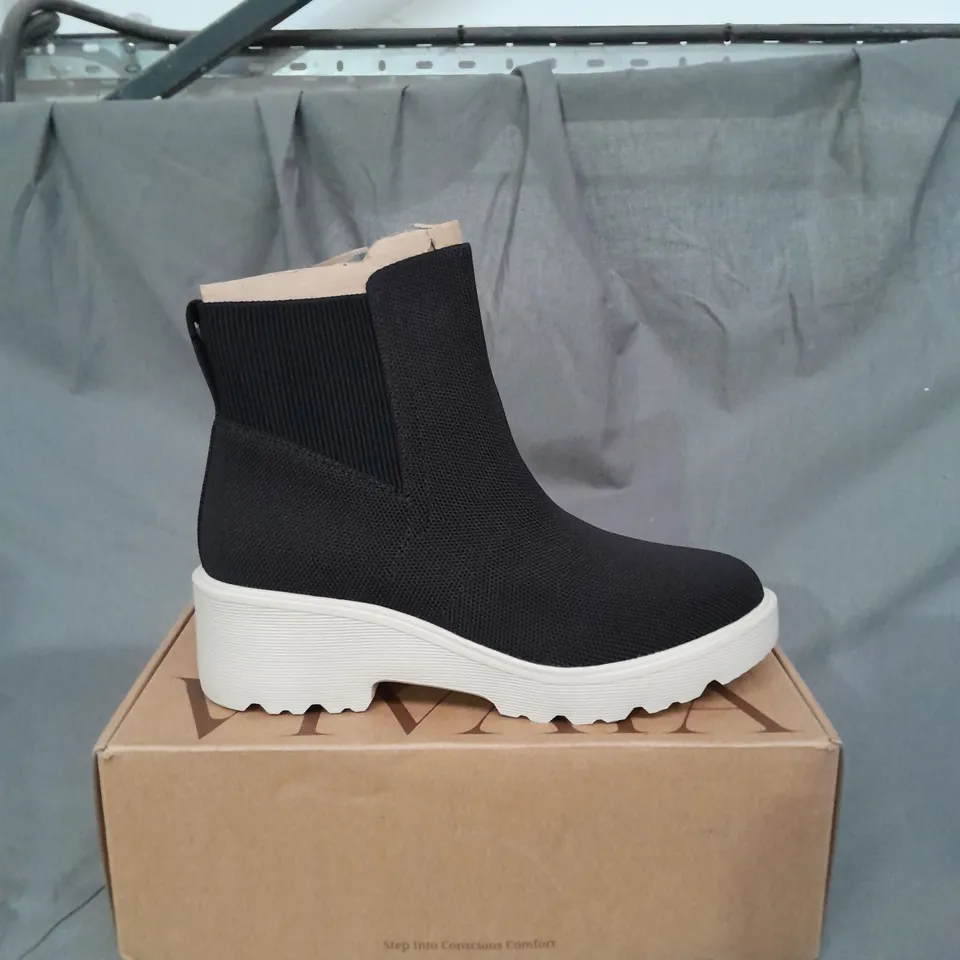 BOXED PAIR OF EVERLY WATERPROOF BOOTS SIZE 5.5