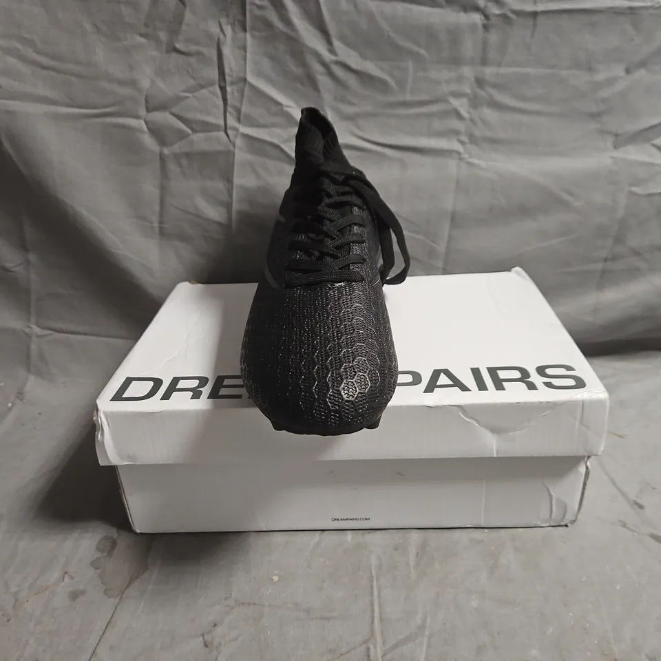 BOXED PAIR OF DREAM PAIRS FOOTBALL BOOTS IN BLACK SIZE UK 8