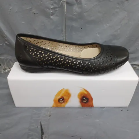 BOXED PAIR OF WOMENS HUSH PUPPIES LEAH BALLERINA SHOES IN BLACK SIZE 7
