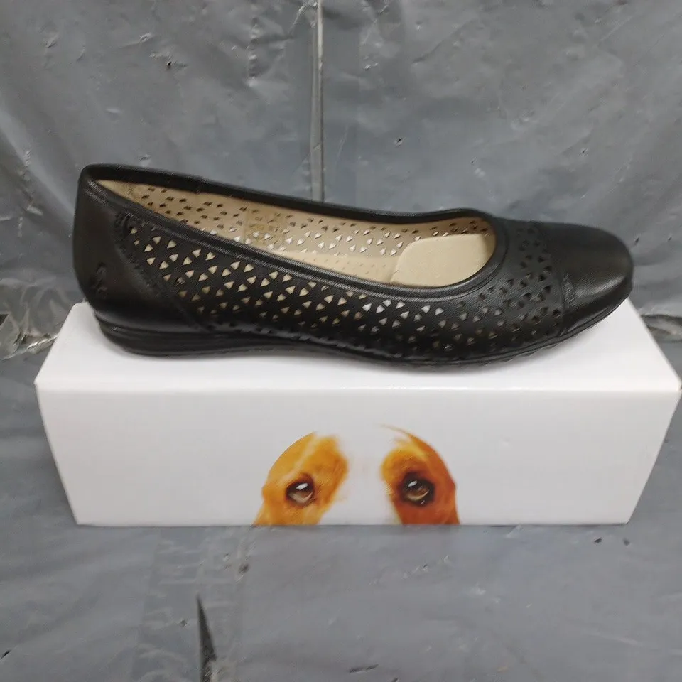 BOXED PAIR OF WOMENS HUSH PUPPIES LEAH BALLERINA SHOES IN BLACK SIZE 7