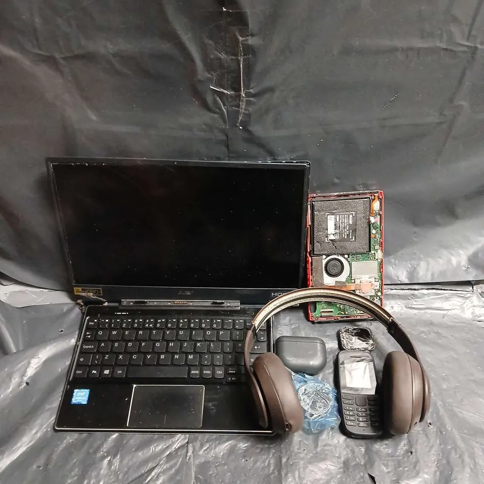 BOX OF APPROXIMATELY 15 ASSORTED BROKEN ELECTRICAL ITEMS & PARTS TO INCLUDE - LAPTOP KEYBOARD - HEADPHONES - SMARTWATCH - ETC