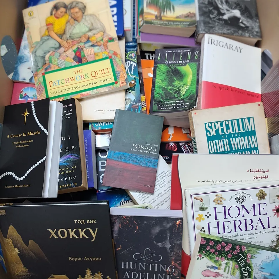 LARGE QUANTITY OF ASSORTED BOOKS TO INCLUDE NOVELS, KIDS AND REFRENCE BOOKS