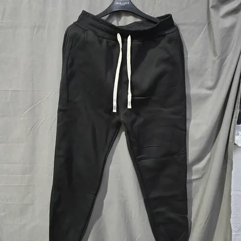 BOX OF APPROXIMATELY 25 CLOTHING ITEMS INCLUDING:BLACK JOGGERS, PRIMARK JOGGERS AND TU JEANS.