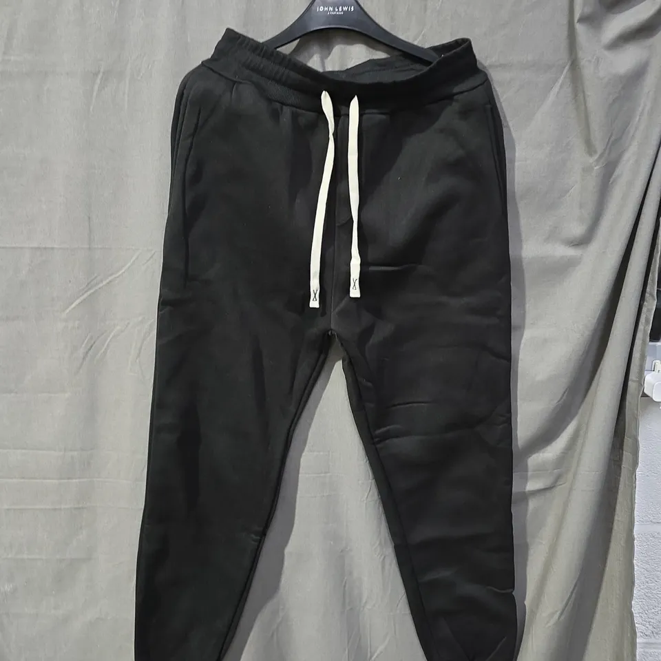 BOX OF APPROXIMATELY 25 CLOTHING ITEMS INCLUDING:BLACK JOGGERS, PRIMARK JOGGERS AND TU JEANS.