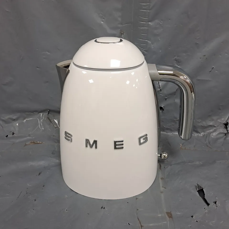 SMEG ELECTRIC KETTLE IN WHITE