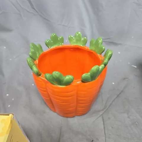 TOTE OF APPROXIMATELY 5 ASSORTED GLASS/CERAMIC ITEMS TO INCLUDE: CARROT VASE AND BEE HIVE INCENSE HOLDER