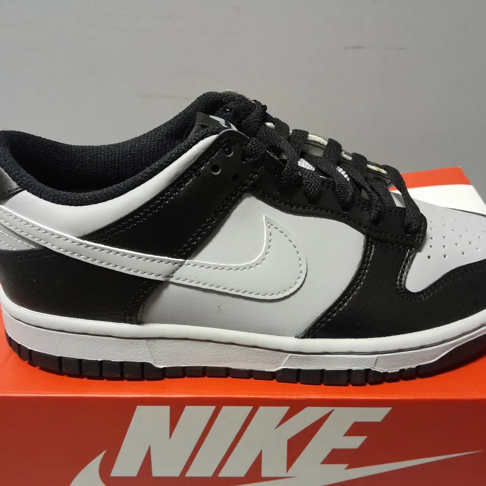 BOXED PAIR OF NIKE BOYS DUNK LOW GRADE SCHOOL TRAINERS IN GREY/BLACK - UK 5