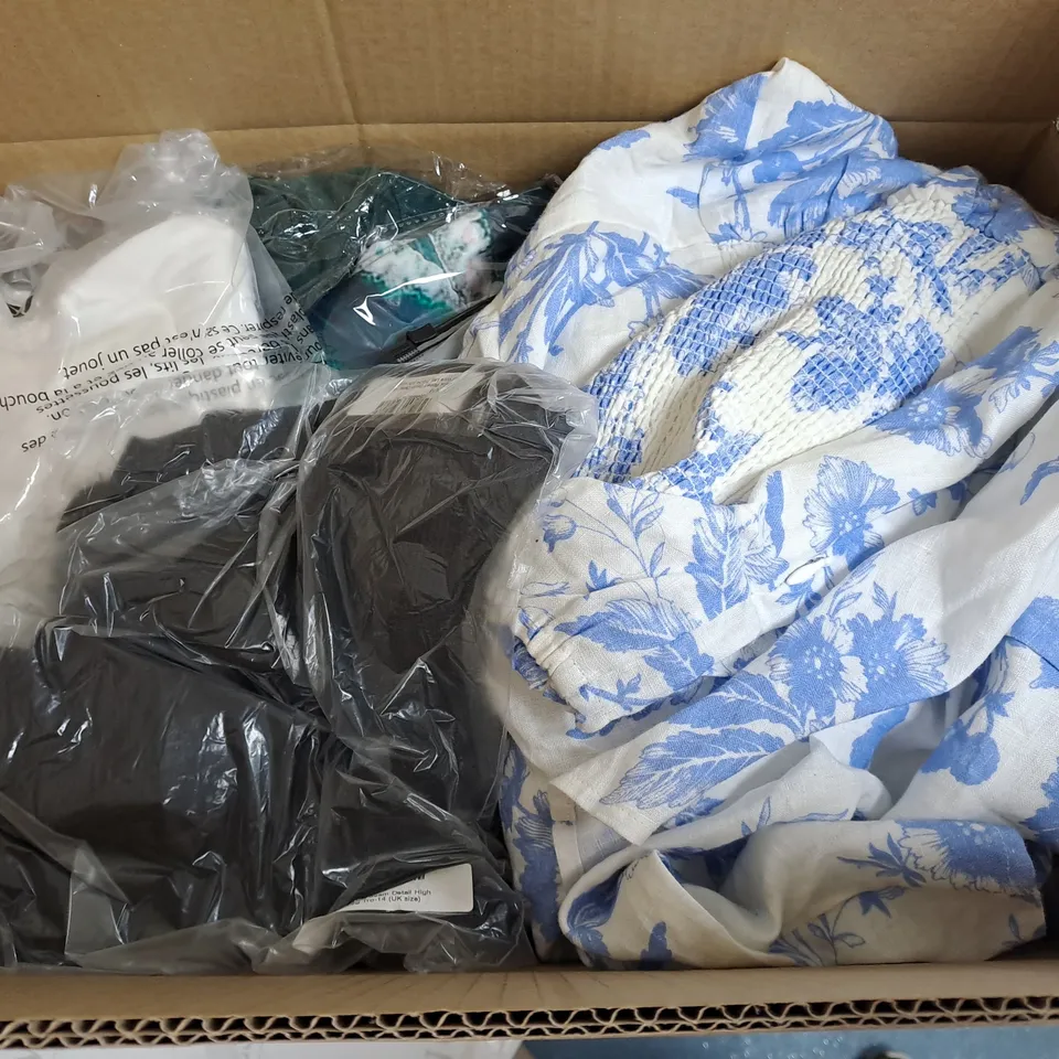 LOT OF ASSORTED CLOTHING ITEMS AND ACCESSORIES TO INCLUDE; T-SHIRTS, JUMPERS ETC