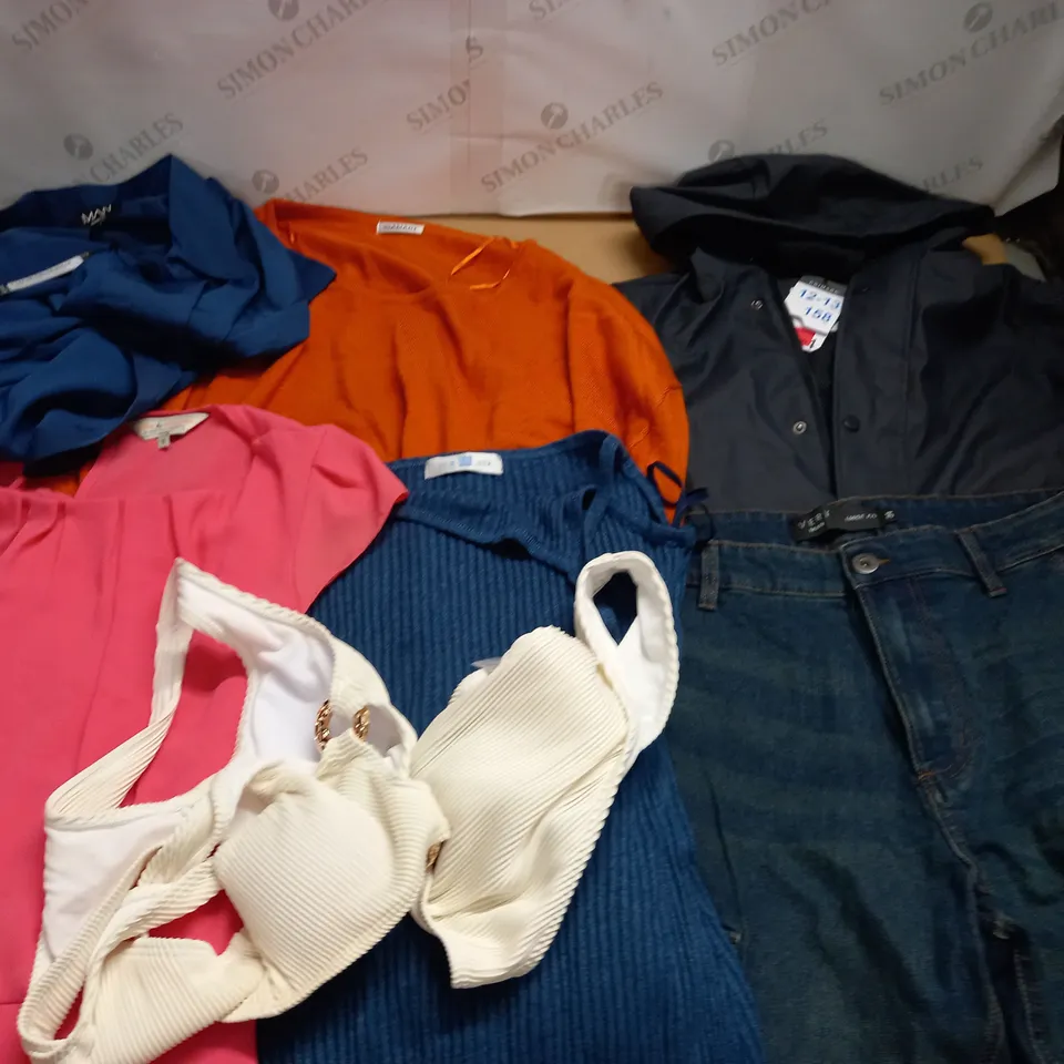 LARGE QUANTITY OF ASSORTED CLOTHING ITEMS TO INCLUDE BOOHOO, PRIMARK AND BILLIE & BLOSSOM