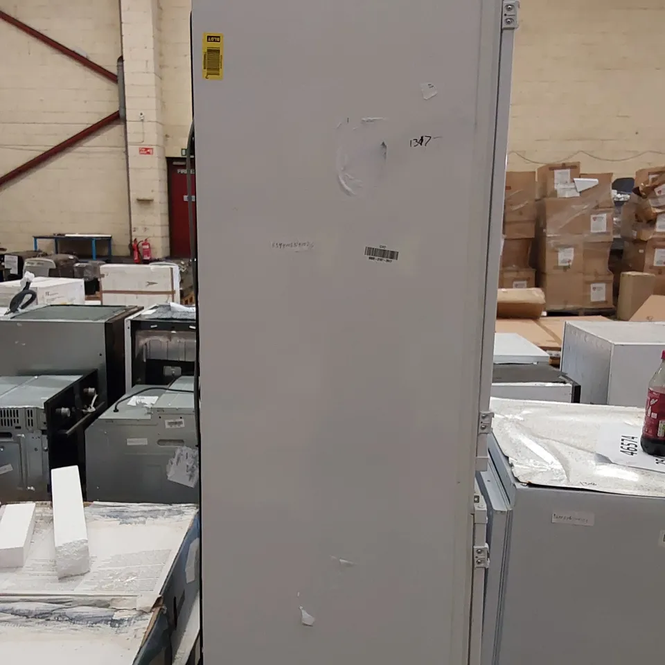 WHITE FRIDGE FREEZER