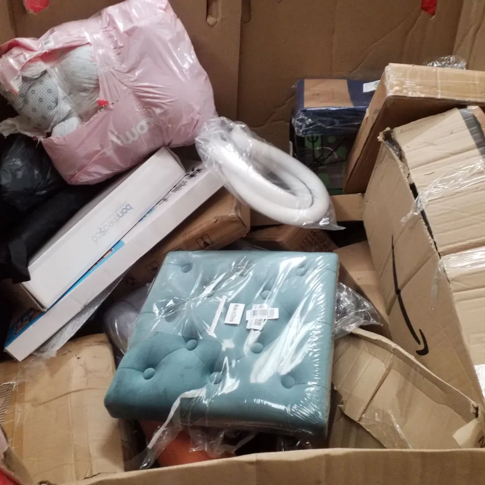 PALLET CONTAINING ASSORTED PRODUCTS INCLUDING CAMPING STOOL, RETRACTABLE SAFETY GATE, SEAT CUSHIONS, 4 TIER WIRE RACK & WOODEN FRAME WALL DECOR