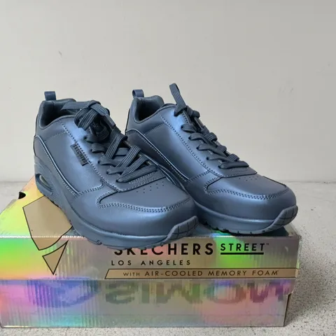 BOXED PAIR OF SKECHERS STREET LOS ANGELES MEMORY FOAM SNEAKERS – UK SIZE 6