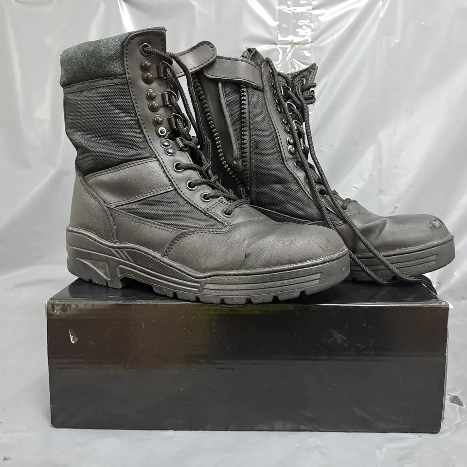 BOXED PAIR OF SAVAGE ISLAND LEATHER MILITARY/SECURITY BOOTS IN BLACK SIZE UK 5