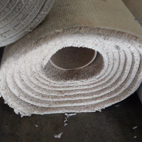 ROLL OF QUALITY BEIGE CARPET 4M × size unspecified