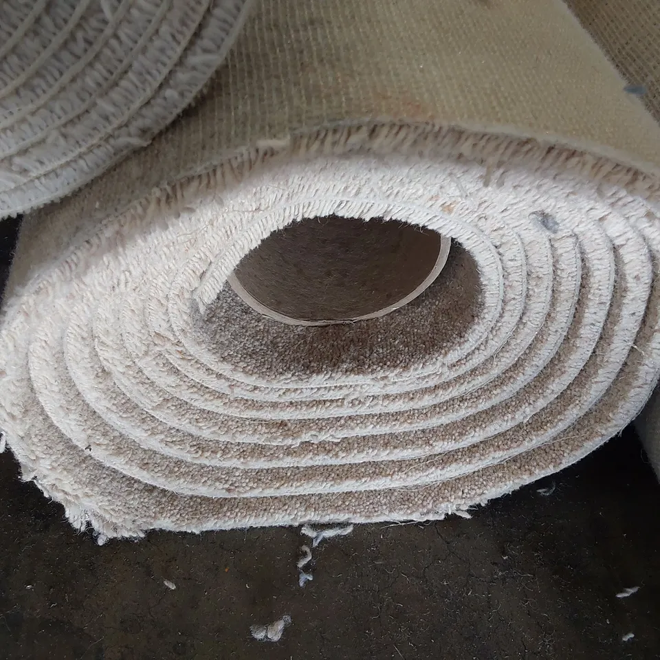 ROLL OF QUALITY BEIGE CARPET 4M × size unspecified 
