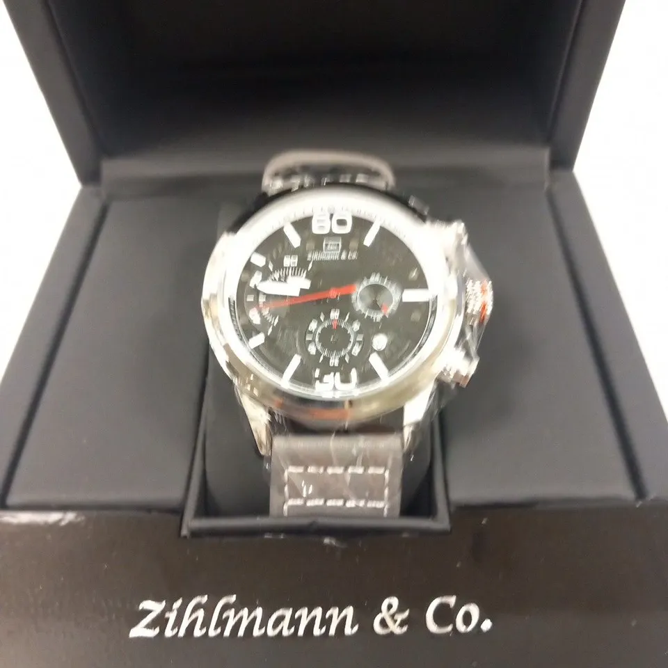MEN’S ZIHLMANN & CO CHRONOGRAPH WATCH – MODEL ZC320 – SILVER COLOUR CASE – BLACK DIAL WITH SUB DIALS – 3ATM WATER RESISTANT – LEATHER STRAP 