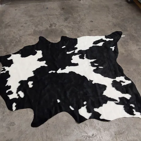 BAZZINOTTI COWHIDE BLACK RUG // 195 X 140CM
