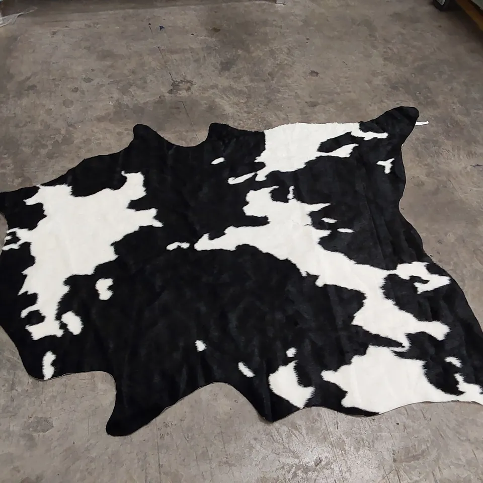 BAZZINOTTI COWHIDE BLACK RUG // 195 X 140CM