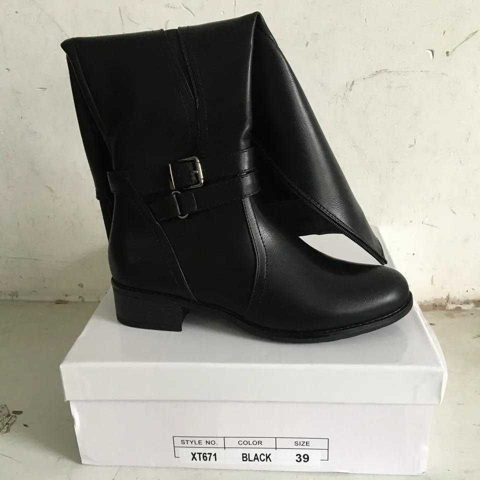 BOXED PAIR OF SIZE 39 BLACK KNEE-HIGH FAUX LEATHER BOOTS