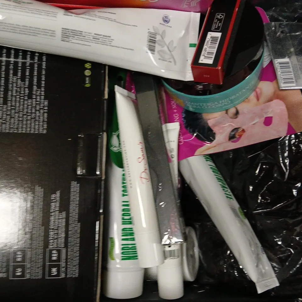 APPROXIMATELY 15 ASSORTED HEALTH & BEAUTY ITEMS TO INCLUDE SLEEP MASK, NORLAND HERBAL TOOTHPASTE, ETC