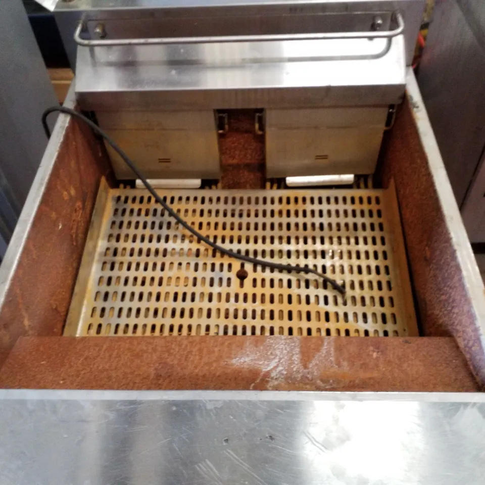LINCAT OPUS 800 SINGLE TANK TWIN BASKET FREE STANDING ELECTRIC FILTRATION FRYER