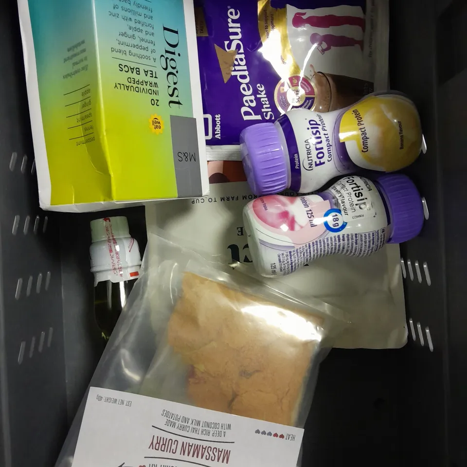 APPROXIMATELY 15 ASSORTED FOOD & DRINK PRODUCTS TO INCLUDE CHILLI & GARLIC OLIVE OIL, CURIOUS ROO COFFEE, RADIANCE TEA BAGS ETC 