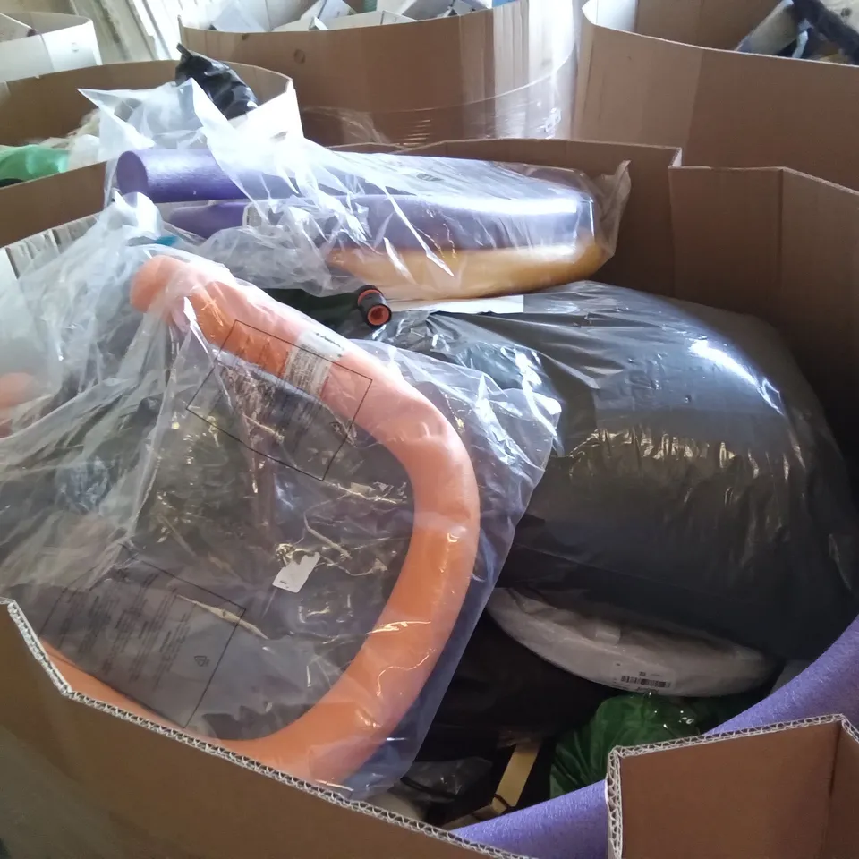 PALLET OF ASSORTED ITEMS INCLUDING SUFUHOM MEMORY FOAM PILLOW, LUXURY FEATHER DOWN DUVET, STARUNITED SEAT CUSHION, POOL NOODLES, FORCEATT SLEEPING BAG, 15M HOSE