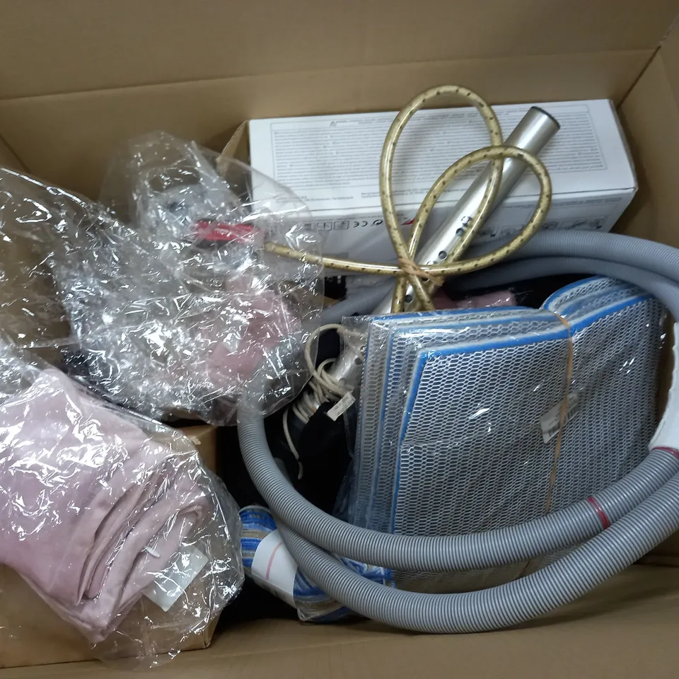 APPROXIMATELY 12 ASSORTED HOUSEHOLD ITEMS TO INCLUDE LATCH HOOK KIT, WATERING CAN, BED PADS, ETC