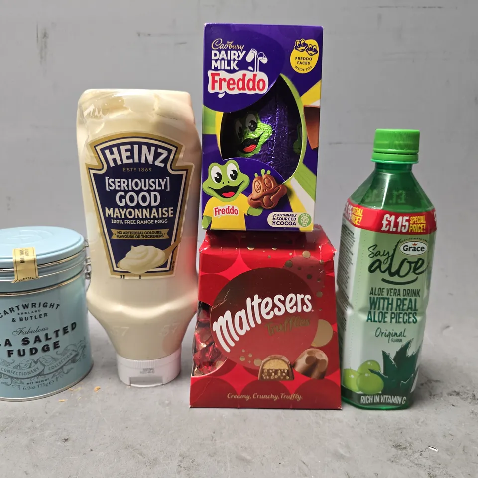 APPROXIMATELY 6 ASSORTED FOOD & DRINK ITEMS TO INCLUDE - HEINZ MAYONNAISE , SEA SALTED FUDGE , MALTESERS ETC