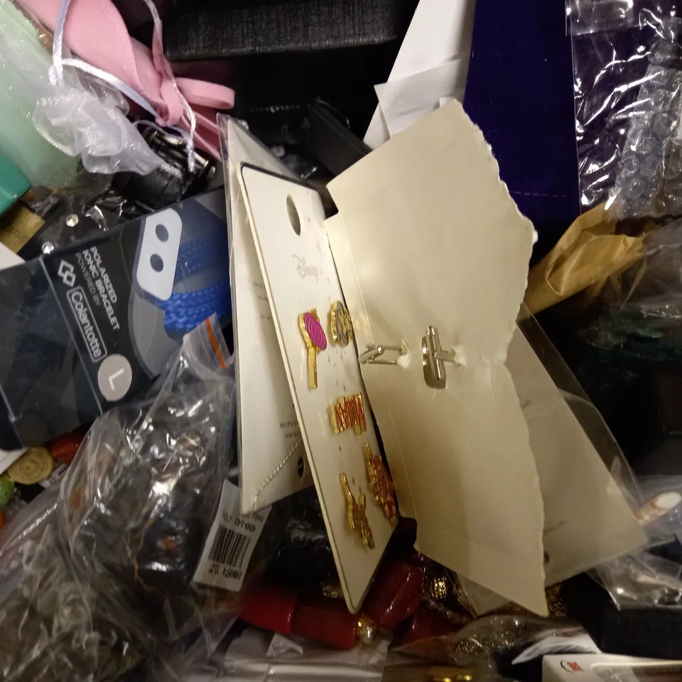LOT OF APPROXIMATELY 20 JEWELLERY ITEMS, TO INCLUDE EARRINGS, NECKLACES, ETC