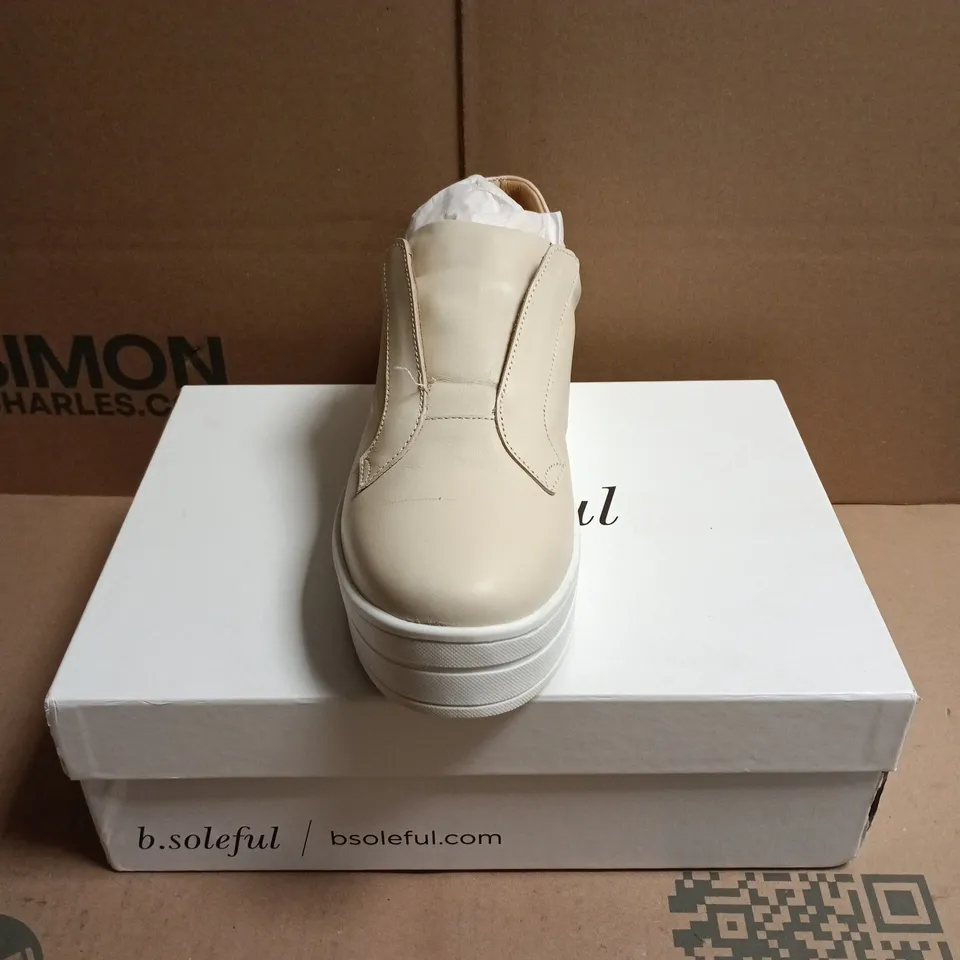 BOXED PAIR OF B.SOLEFUL LEATHER FLATFORM LACELESS TRAINERS - 6