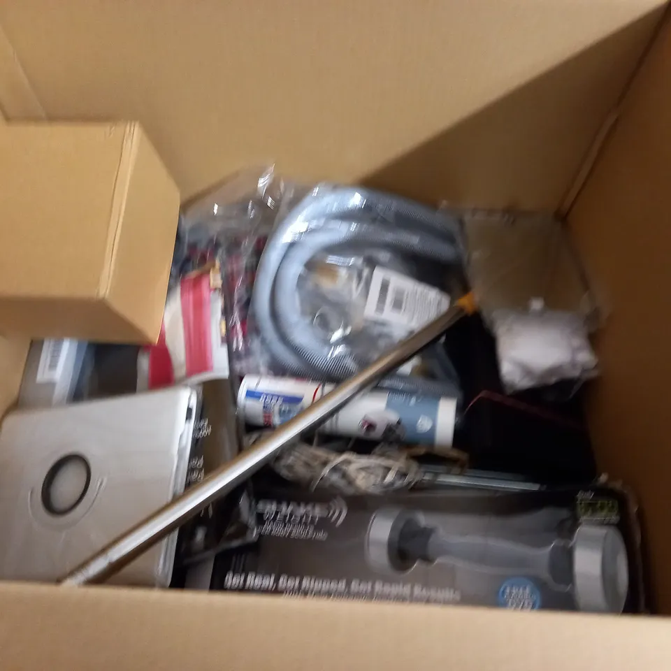 LOT OF ASSORTED HOUSEHOLD ITEMS TO INCLUDE DRINKS CONTAINERS, LED STRIP LIGHT, NIELSEN HAMMER AND METAL BIN
