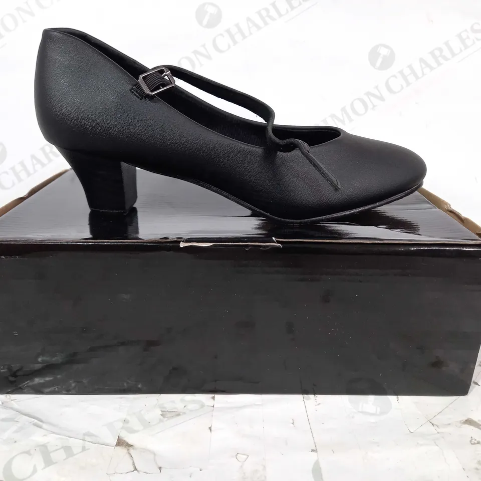 BOXED PAIR OF DESIGNER LOW HEEL SLIP-ON SHOES IN BLACK UK SIZE 6